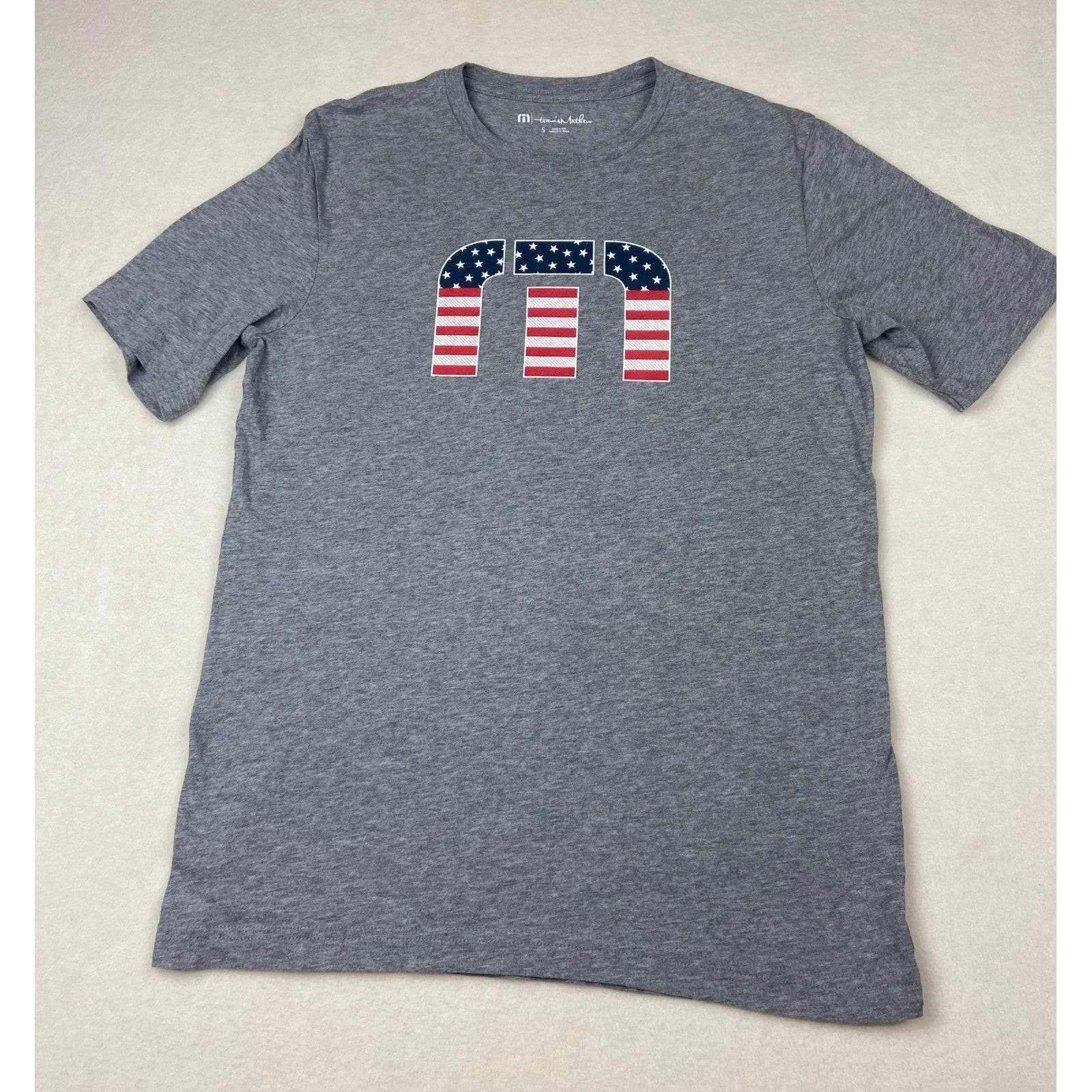 TravisMathew USA Flag Logo Mens S Gray Patriotic Short Sleeve Graphic Tee