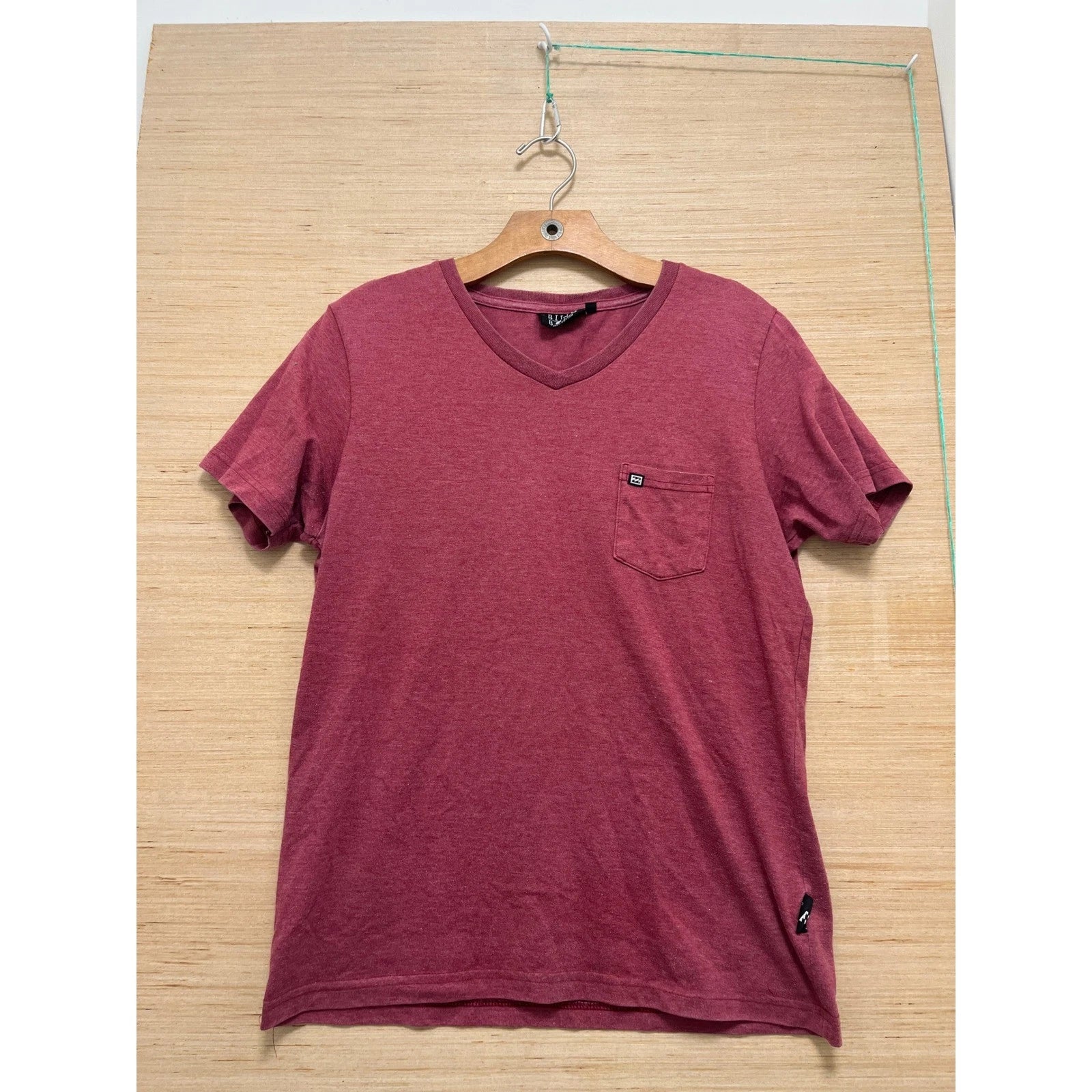 Billabong Mens V Neck T Shirt Burgundy Red Cotton Pocket Tee Size Medium