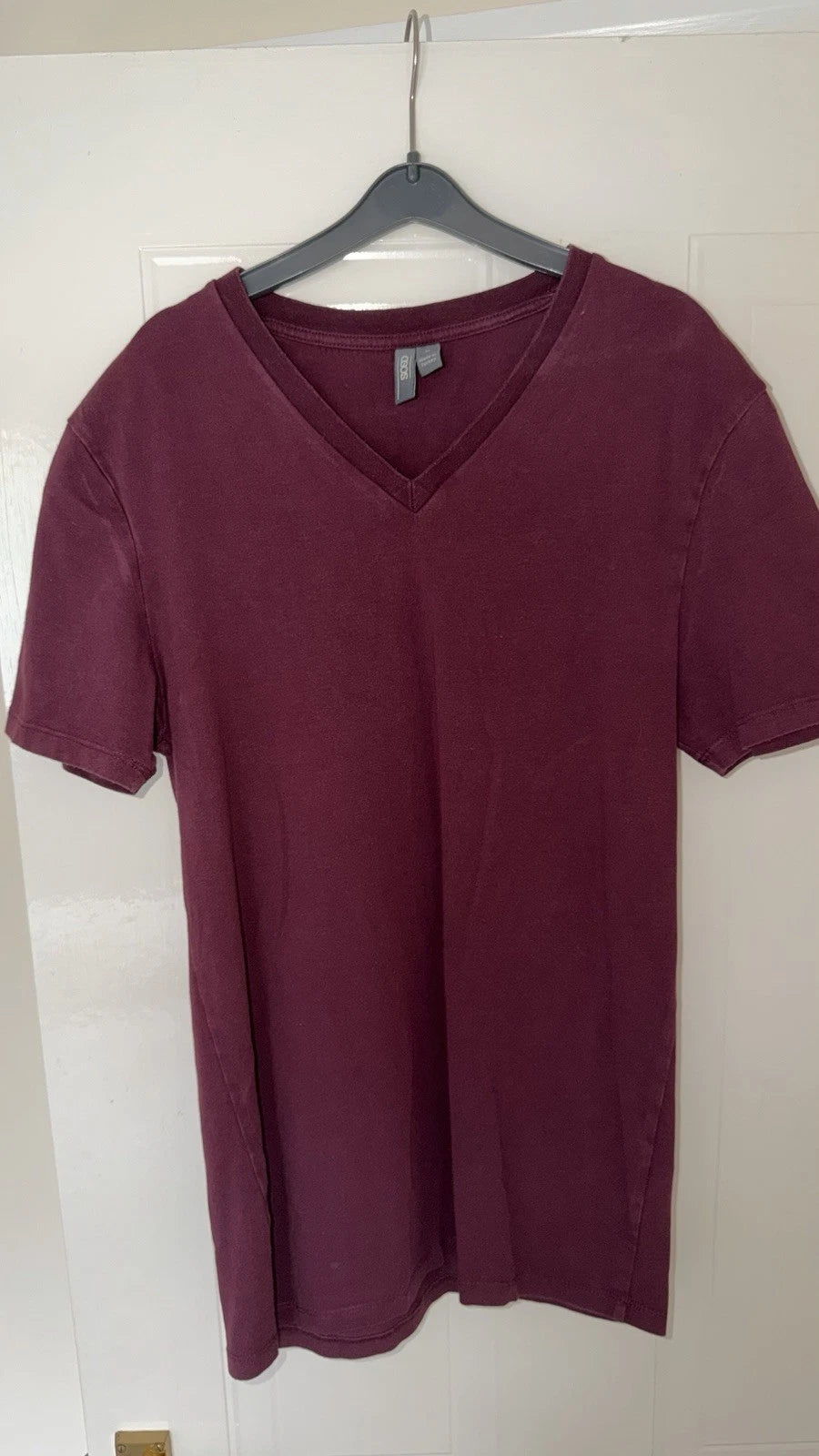 ASOS Men’s Burgundy V Neck T Shirt Size Medium