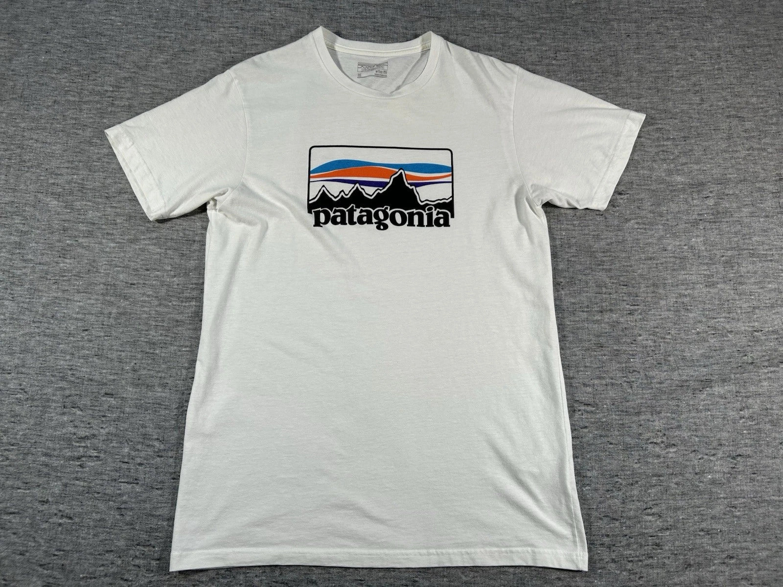 Patagonia P-6 Logo Shirt Mens Medium Slim Fit White Short Sleeve Crew 39061